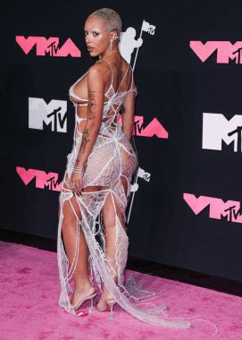Monse giyen Doja Cat, 12 Eylül 2023 tarihinde Newark, New Jersey 'de Prudential Center' da düzenlenen 2023 MTV Video Müzik Ödülleri 'ne ulaştı..