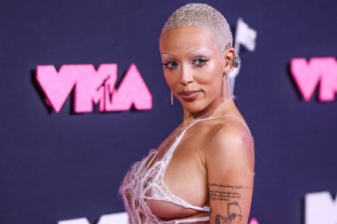 Monse giyen Doja Cat, 12 Eylül 2023 tarihinde Newark, New Jersey 'de Prudential Center' da düzenlenen 2023 MTV Video Müzik Ödülleri 'ne ulaştı..