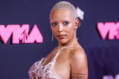 Monse giyen Doja Cat, 12 Eylül 2023 tarihinde Newark, New Jersey 'de Prudential Center' da düzenlenen 2023 MTV Video Müzik Ödülleri 'ne ulaştı..
