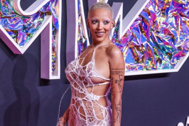 Monse giyen Doja Cat, 12 Eylül 2023 tarihinde Newark, New Jersey 'de Prudential Center' da düzenlenen 2023 MTV Video Müzik Ödülleri 'ne ulaştı..