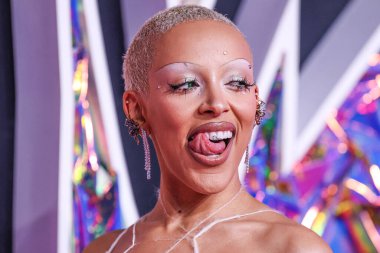 Monse giyen Doja Cat, 12 Eylül 2023 tarihinde Newark, New Jersey 'de Prudential Center' da düzenlenen 2023 MTV Video Müzik Ödülleri 'ne ulaştı..