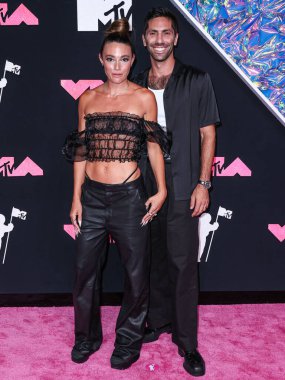 Laura Perlongo ve Nev Schulman, 12 Eylül 2023 tarihinde Newark, New Jersey, ABD 'deki Prudential Center' da düzenlenen 2023 MTV Video Müzik Ödülleri 'ne geldiler..