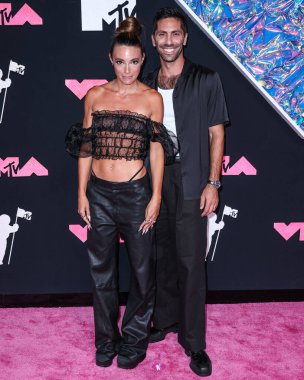 Laura Perlongo ve Nev Schulman, 12 Eylül 2023 tarihinde Newark, New Jersey, ABD 'deki Prudential Center' da düzenlenen 2023 MTV Video Müzik Ödülleri 'ne geldiler..