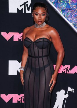 Brandon Blackwood elbisesi giyen Megan Thee Stallion ve Jacob ve Co. mücevherleri 12 Eylül 2023 'te Newark, New Jersey, ABD' deki Prudential Center 'da düzenlenen 2023 MTV Video Müzik Ödülleri' ne ulaştı..