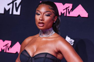 Brandon Blackwood elbisesi giyen Megan Thee Stallion ve Jacob ve Co. mücevherleri 12 Eylül 2023 'te Newark, New Jersey, ABD' deki Prudential Center 'da düzenlenen 2023 MTV Video Müzik Ödülleri' ne ulaştı..