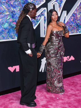 Ofset ve eşi Cardi B, 12 Eylül 2023 tarihinde Newark, New Jersey, ABD 'de Prudential Center' da düzenlenen 2023 MTV Video Müzik Ödülleri 'ne geldiler.. 