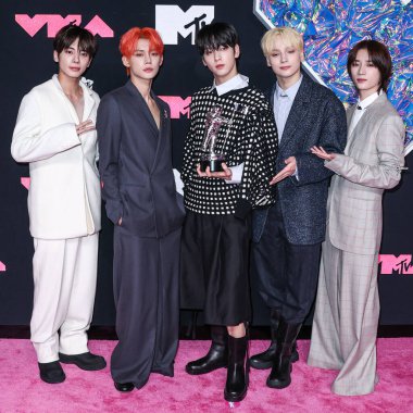 Taehyun, Yeonjun, Soobin, Yarının X 'inden HueningKai ve Beomgyu birlikte 12 Eylül 2023' te Newark, New Jersey, ABD 'deki Prudential Center' da düzenlenen 2023 MTV Video Müzik Ödülleri 'ne geldiler..