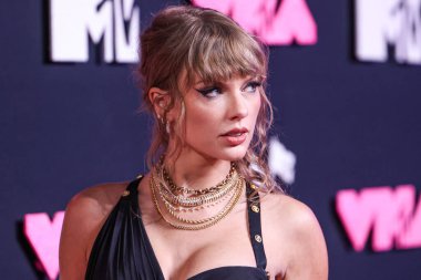 Versace elbisesi giyen Amerikalı şarkıcı-söz yazarı Taylor Swift, 12 Eylül 2023 'te Newark, New Jersey, ABD' deki Prudential Center 'da düzenlenen 2023 MTV Video Müzik Ödülleri' ne geldi..