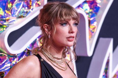 Versace elbisesi giyen Amerikalı şarkıcı-söz yazarı Taylor Swift, 12 Eylül 2023 'te Newark, New Jersey, ABD' deki Prudential Center 'da düzenlenen 2023 MTV Video Müzik Ödülleri' ne geldi..