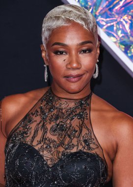 Tiffany Haddish 'in Jason Wu elbisesi, Giuseppe Zanotti ayakkabıları ve REZA mücevherleri 12 Eylül 2023 tarihinde Newark, New Jersey, ABD' deki Prudential Center 'da düzenlenen 2023 MTV Video Müzik Ödülleri' ne ulaşır..