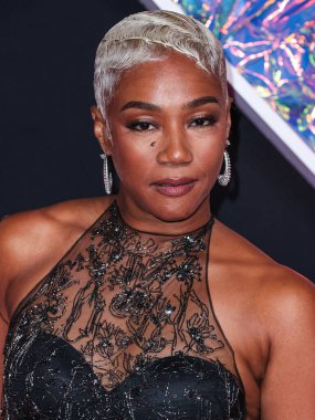 Tiffany Haddish 'in Jason Wu elbisesi, Giuseppe Zanotti ayakkabıları ve REZA mücevherleri 12 Eylül 2023 tarihinde Newark, New Jersey, ABD' deki Prudential Center 'da düzenlenen 2023 MTV Video Müzik Ödülleri' ne ulaşır..