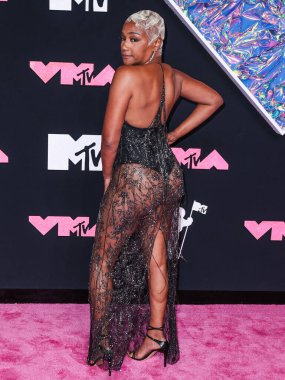 Tiffany Haddish 'in Jason Wu elbisesi, Giuseppe Zanotti ayakkabıları ve REZA mücevherleri 12 Eylül 2023 tarihinde Newark, New Jersey, ABD' deki Prudential Center 'da düzenlenen 2023 MTV Video Müzik Ödülleri' ne ulaşır..