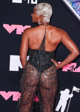 Tiffany Haddish 'in Jason Wu elbisesi, Giuseppe Zanotti ayakkabıları ve REZA mücevherleri 12 Eylül 2023 tarihinde Newark, New Jersey, ABD' deki Prudential Center 'da düzenlenen 2023 MTV Video Müzik Ödülleri' ne ulaşır..