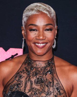 Tiffany Haddish 'in Jason Wu elbisesi, Giuseppe Zanotti ayakkabıları ve REZA mücevherleri 12 Eylül 2023 tarihinde Newark, New Jersey, ABD' deki Prudential Center 'da düzenlenen 2023 MTV Video Müzik Ödülleri' ne ulaşır..