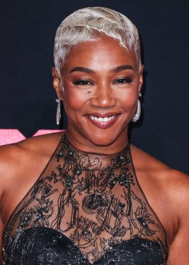 Tiffany Haddish 'in Jason Wu elbisesi, Giuseppe Zanotti ayakkabıları ve REZA mücevherleri 12 Eylül 2023 tarihinde Newark, New Jersey, ABD' deki Prudential Center 'da düzenlenen 2023 MTV Video Müzik Ödülleri' ne ulaşır..