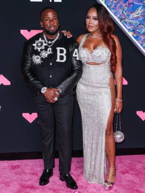 Yo Gotti ve Angela Simmons 12 Eylül 2023 tarihinde Newark, New Jersey, ABD 'de Prudential Center' da düzenlenen 2023 MTV Video Müzik Ödülleri 'ne geldiler.. 
