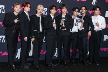 Bang Chan, Lee Know, Felix, Han, Seungmin, Changbin, Hyunjin and I.N of Stray Kids, 12 Eylül 2023 'te Newark, New Jersey, ABD' deki Prudential Center 'da düzenlenen 2023 MTV Video Müzik Ödülleri basın odasında poz verdiler..