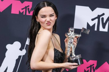 Dove Cameron, 12 Eylül 2023 'te Newark, New Jersey, ABD' de düzenlenen Prudential Center 'da düzenlenen 2023 MTV Video Müzik Ödülleri' nde 'Kahvaltı İçin Video' ödülüne layık görüldü..