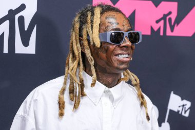 Lil Wayne, 12 Eylül 2023 tarihinde Newark, New Jersey 'de Prudential Center' da düzenlenen 2023 MTV Video Müzik Ödülleri 'nde basın odasında poz verdi..