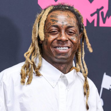 Lil Wayne, 12 Eylül 2023 tarihinde Newark, New Jersey 'de Prudential Center' da düzenlenen 2023 MTV Video Müzik Ödülleri 'nde basın odasında poz verdi..