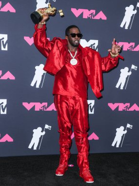 Sean Diddy Combs, 12 Eylül 2023 tarihinde Newark, New Jersey, ABD 'de Prudential Center' da düzenlenen 2023 MTV Video Müzik Ödülleri 'nde' Global Icon Award 'ile poz verdi..