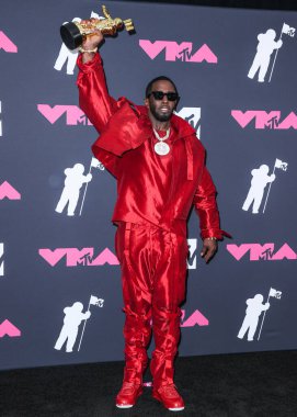 Sean Diddy Combs, 12 Eylül 2023 tarihinde Newark, New Jersey, ABD 'de Prudential Center' da düzenlenen 2023 MTV Video Müzik Ödülleri 'nde' Global Icon Award 'ile poz verdi..