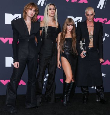 Thomas Raggi, Ethan Torchio, Victoria De Angelis ve Mneskin 'li Damiano David (Maneskin), 12 Eylül 2023' te Newark, New Jersey, ABD 'deki Prudential Center' da düzenlenen 2023 MTV Video Müzik Ödülleri 'nde basın odasında poz verdiler..