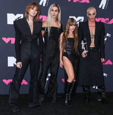 Thomas Raggi, Ethan Torchio, Victoria De Angelis ve Mneskin 'li Damiano David (Maneskin), 12 Eylül 2023' te Newark, New Jersey, ABD 'deki Prudential Center' da düzenlenen 2023 MTV Video Müzik Ödülleri 'nde basın odasında poz verdiler..