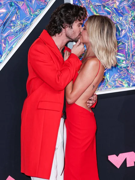 Chase Stokes ve Kelsea Ballerini, 12 Eylül 2023 tarihinde Newark, New Jersey, ABD 'deki Prudential Center' da düzenlenen 2023 MTV Video Müzik Ödülleri 'ne geldiler..