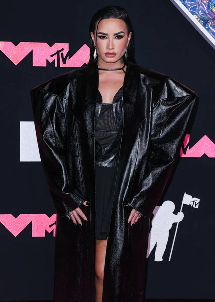 Christian Louboutin Pumpát Viselő Demi Lovato Megérkezik 2023 Mtv Video — Stock Fotó