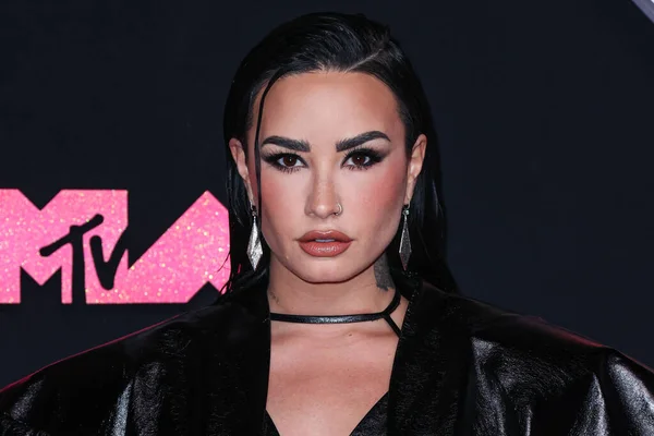 Demi Lovato Draagt Christian Louboutin Pompen Arriveert 2023 Mtv Video — Stockfoto