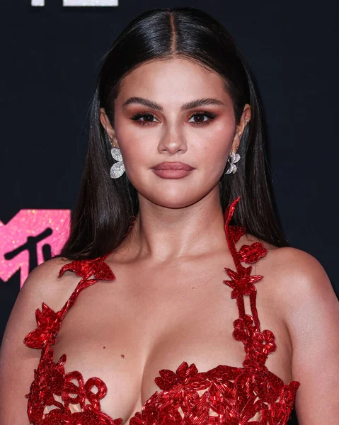 Amerykańska Piosenkarka Aktorka Selena Gomez Niestandardowej Sukience Oscar Renta Przybywa — Zdjęcie stockowe