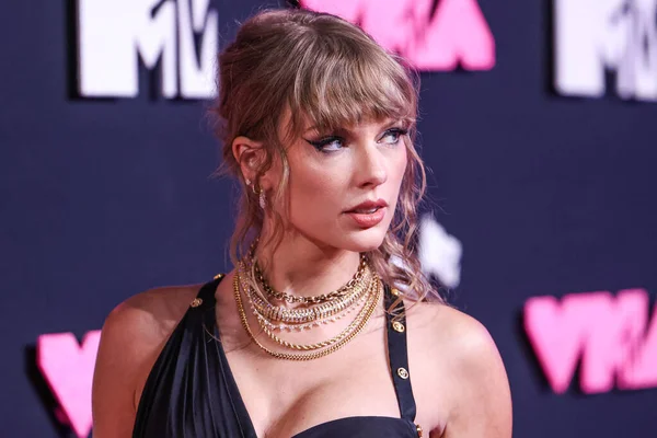 Cantora Compositora Americana Taylor Swift Vestindo Vestido Versace Chega Mtv — Fotografia de Stock