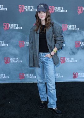 Amerikalı aktris Kaitlyn Dever, Knott 'un Korkunç Çiftliği' ne 23 Eylül 2023 'te Knott' s Berry Farm 'da düzenlenen 50. yıldönümü kutlamaları için geldi..