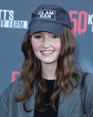 Amerikalı aktris Kaitlyn Dever, Knott 'un Korkunç Çiftliği' ne 23 Eylül 2023 'te Knott' s Berry Farm 'da düzenlenen 50. yıldönümü kutlamaları için geldi..