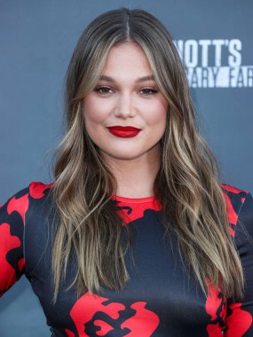 Amerikalı aktris ve şarkıcı Olivia Holt, Knott 'un Korkunç Çiftliği' ne 23 Eylül 2023 'te Knott' s Berry Farm 'da düzenlenen 50. Yıldönümü Kara Halı' ya geldi..