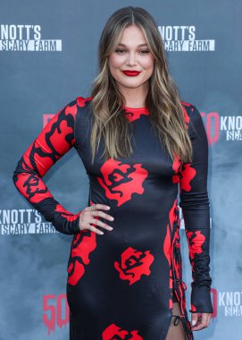 Amerikalı aktris ve şarkıcı Olivia Holt, Knott 'un Korkunç Çiftliği' ne 23 Eylül 2023 'te Knott' s Berry Farm 'da düzenlenen 50. Yıldönümü Kara Halı' ya geldi..