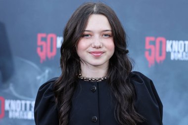 Amerikalı aktris Violet McGraw, 23 Eylül 2023 'te Knott' s Berry Farm 'da düzenlenen Knott' un Korkunç Çiftliği 50. yıldönümü Kara Halısı 'na geldi..