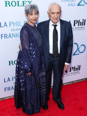 Berta Isabel Aguilera ve eşi mimar ve tasarımcı Frank Gehry, Los Angeles Filarmoni Orkestrası 'nın Frank Gehry onuruna 5 Ekim 2023' te Los Angeles, Kaliforniya 'daki Walt Disney Konser Salonu' nda düzenlenen 20. yıl dönümü kutlamasına geldiler.