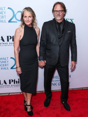 Amerikalı aktris ve yönetmen Helen Hunt ve Jeffrey Nordling, Los Angeles Filarmoni Orkestrası 'nın 20. yıl dönümü şerefine Frank Gehry' nin 5 Ekim 2023 'te Los Angeles, Kaliforniya' daki Walt Disney Konser Salonu 'nda düzenlediği törene geldiler..