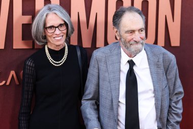 Dr. Anne Peters ve Amerikalı senaryo yazarı Eric Roth, 16 Ekim 2023 'te Dolby Tiyatrosu' nda düzenlenen Apple TV + 'Killers of the Flower Moon' un Los Angeles Premiere of Apple TV 'sine geldiler.. 