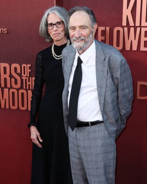 Dr. Anne Peters ve Amerikalı senaryo yazarı Eric Roth, 16 Ekim 2023 'te Dolby Tiyatrosu' nda düzenlenen Apple TV + 'Killers of the Flower Moon' un Los Angeles Premiere of Apple TV 'sine geldiler..