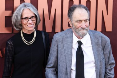 Dr. Anne Peters ve Amerikalı senaryo yazarı Eric Roth, 16 Ekim 2023 'te Dolby Tiyatrosu' nda düzenlenen Apple TV + 'Killers of the Flower Moon' un Los Angeles Premiere of Apple TV 'sine geldiler..