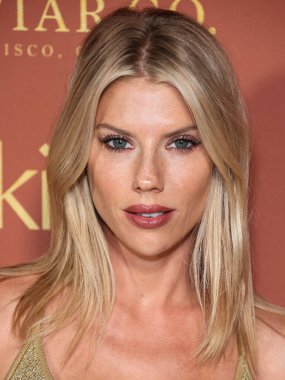 Amerikalı model ve aktris Charlotte McKinney, Evsizlik Bilgisi 2023 'e ilk evleri ve koruyucu ailelerden ayrılmış gençler için bir toplum yaratarak evsizliğin önlenmesine yardımcı olmak için geliyor. 