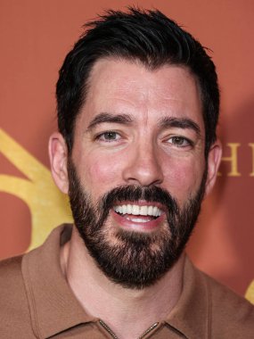 Kanadalı realite televizyon karakteri Drew Scott, evsizliği önlemek için ilk evleri ve koruyucu aile tarafından yaşlanan gençler için bir toplum yaratarak yıllık A Sense of Home Gala 2023 'e geldi.