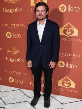 Amerikalı aktör Emile Hirsch, Nicole Avant ve Ted Sarandos 'un evlerinde tutulan ve koruyucu ailelerden ayrılan gençlerin ilk evlerini kurarak evsizliği önlemeye yardımcı olmak için yıllık A Sense of Home Gala 2023' e geliyor.