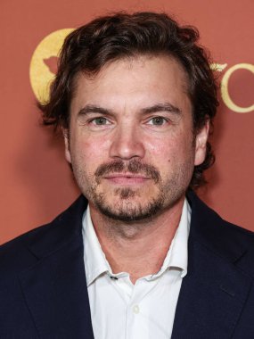 Amerikalı aktör Emile Hirsch, Nicole Avant ve Ted Sarandos 'un evlerinde tutulan ve koruyucu ailelerden ayrılan gençlerin ilk evlerini kurarak evsizliği önlemeye yardımcı olmak için yıllık A Sense of Home Gala 2023' e geliyor.