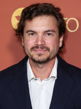 Amerikalı aktör Emile Hirsch, Nicole Avant ve Ted Sarandos 'un evlerinde tutulan ve koruyucu ailelerden ayrılan gençlerin ilk evlerini kurarak evsizliği önlemeye yardımcı olmak için yıllık A Sense of Home Gala 2023' e geliyor.