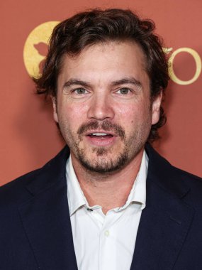 Amerikalı aktör Emile Hirsch, Nicole Avant ve Ted Sarandos 'un evlerinde tutulan ve koruyucu ailelerden ayrılan gençlerin ilk evlerini kurarak evsizliği önlemeye yardımcı olmak için yıllık A Sense of Home Gala 2023' e geliyor.