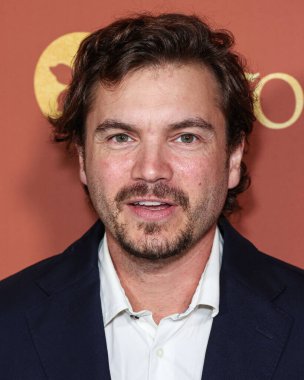 Amerikalı aktör Emile Hirsch, Nicole Avant ve Ted Sarandos 'un evlerinde tutulan ve koruyucu ailelerden ayrılan gençlerin ilk evlerini kurarak evsizliği önlemeye yardımcı olmak için yıllık A Sense of Home Gala 2023' e geliyor.